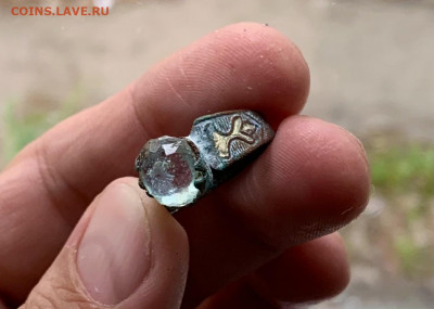Перстень старинный с прозрачным огранённым камнем. Определее - 78114422-B4F8-42B9-B1E8-6E216E5E502B