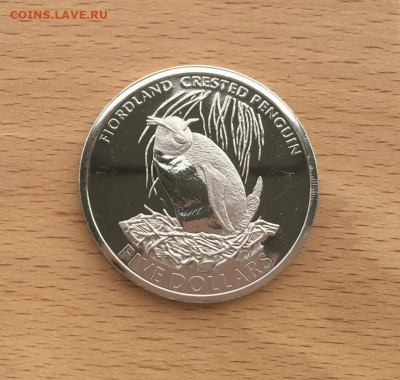 Крона Шайба Новая Зеландия 5$ долларов 2005 Пингвин - krona_shajba_novaja_zelandija_5_dollarov_2005_tolstokljuvyj_pingvin_unc_ptica_fauna_tirazh_4000_redkaja