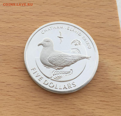 Крона Шайба Новая Зеландия 5$ долларов 2004 буревестник - krona_shajba_novaja_zelandija_5_dollarov_2004_chatamskij_tajfunnik_burevestnik_ptica_fauna_tirazh_1350 (4)