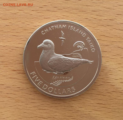 Крона Шайба Новая Зеландия 5$ долларов 2004 буревестник - krona_shajba_novaja_zelandija_5_dollarov_2004_chatamskij_tajfunnik_burevestnik_ptica_fauna_tirazh_1350 (2)