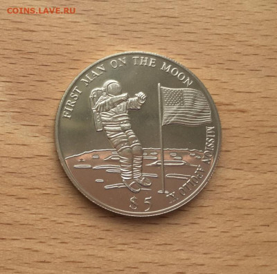 Либерия 5$ долларов 2000 Первый человек на Луне космос - liberija_5_dollarov_2000_pervyj_chelovek_na_lune_kosmos_astronavt_diametr_33_mm