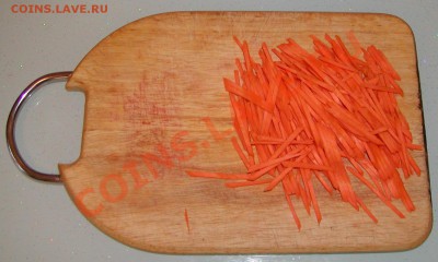 Морковку я предпочитаю тоже резать, а не натирать на терке. В этом случае квашеная капуста получается беленькая и красивая. - 3