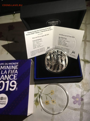 ЧМ по футболу среди женщин. 2019г. Франция 10 евро - Z2e8pSV0OM0