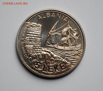 Крона Шайба Албания 5 лек 1987 60 лет порт Дуррес Корабль - krona_shajba_albanija_5_lek_1987_60_let_port_durres_korabl_parusnik_flot