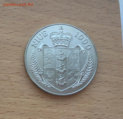 Крона Шайба Ниуэ 5$ долларов 1990 Чемпионат мира по футболу - krona_shajba_niue_5_dollarov_1990_chempionat_mira_po_futbolu_italija_sport_futbolist (1)