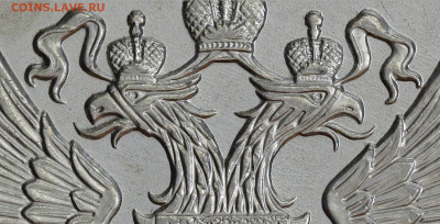 5 руб 2019 расстояние от надписей до канта меньше? - 5р16м глазки перья примыкание щита к перьям