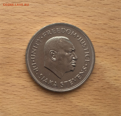 Крона Шайба Сьерра-Леоне 1 леоне 1974 10 лет Центробанку Лев - IMG_3991.JPG