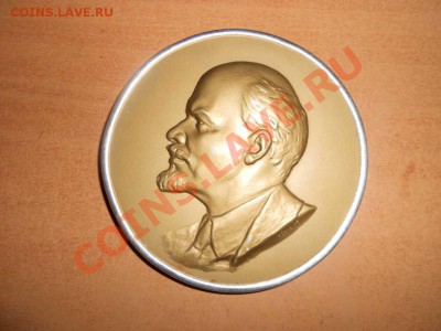 Барельеф Ленина - бюст