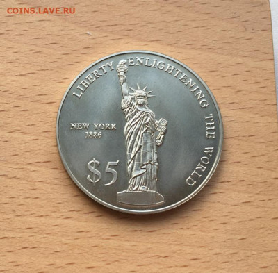 Крона Шайба Либерия 5 долларов 2000 Свобода озаряющая мир Ст - krona_shajba_liberija_5_dollarov_2000_svoboda_ozarjajushchaja_mir_statuja_svobody