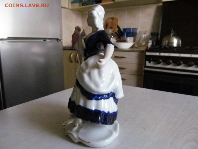 фарфоровая коллекционная статуэтка " дама с попугаем " - IMG_4388.JPG