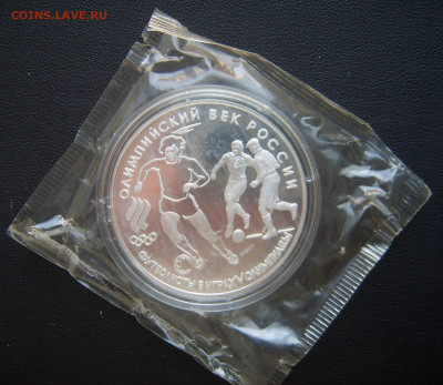 3 руб 2014 Сергий Радонежский и 3 руб 1993 Футболисты - 3р 1993 Футболисты-1