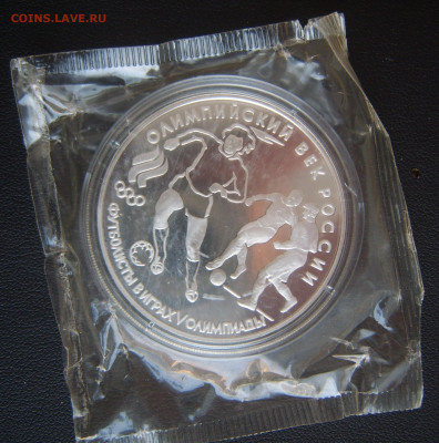 3 руб 2014 Сергий Радонежский и 3 руб 1993 Футболисты - 3р 1993 Футболисты-2