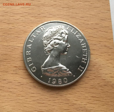 Шайба Гибралтар 1 крона 1980 175 лет со дня смерти Горацио - krona_shajba_gibraltar_1_krona_1980_175_let_so_dnja_smerti_goracio_nelson_korabl_parusnik_flot_lot_2 (1)