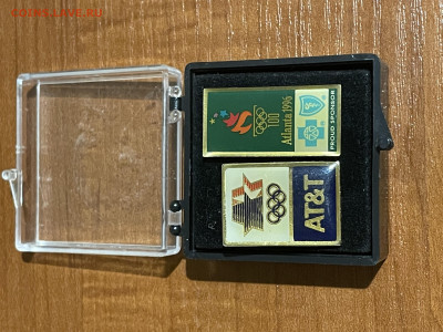Значки в коробочке синий крест и AT - 68794830-6F82-4B69-A45E-066544EDA48A