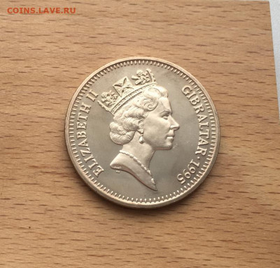 Крона Шайба Гибралтар 5 фунтов 1995 50 лет со дня победы над - krona_shajba_gibraltar_5_funtov_1995_50_let_so_dnja_pobedy_nad_japoniej (1)