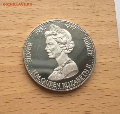 медаль памятная настольная медальон жетон 25 лет правления - medal_pamjatnaja_nastolnaja_medalon_zheton_25_let_pravlenija_elizavety_ii_1977_krona_shajba