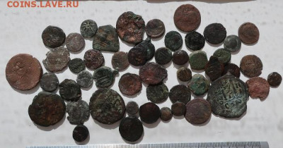 пять крупных античных монет и горста мелочи - 8