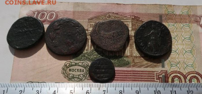 пять крупных античных монет и горста мелочи - 7