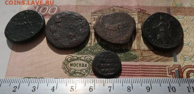 пять крупных античных монет и горста мелочи - 6