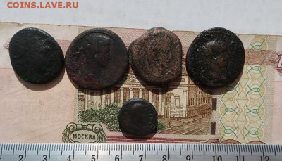 пять крупных античных монет и горста мелочи - 1
