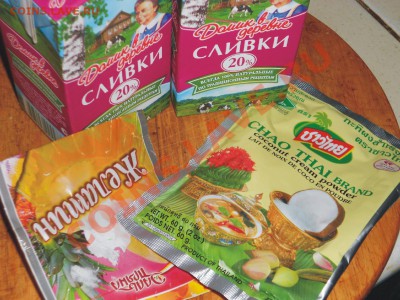 Готовим кокосовую панакоту. 2 пачки 25% сливок нагреваем с 3 ст.ложками сахара, добавляем 20гр предварительно замоченного желатина, 100гр кокосового молока (у меня кокосовая пудра, что даже лучше). Постоянно помешивая доводим почти до кипения, снимаем с огня, взбиваем миксером на максимальной скорости 10-15 минут. - 5