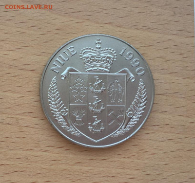 Крона Шайба Ниуэ 5$ долларов 1990 Чемпионат мира по футболу - krona_shajba_niue_5_dollarov_1990_chempionat_mira_po_futbolu_italija_sport_futbolist (2)