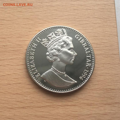 Крона Шайба Гибралтар 1 крона 1994 Чемпионат мира по футболу - krona_shajba_gibraltar_1_krona_1994_chempionat_mira_po_futbolu_1994_vratar_i_napadajushchij (1)