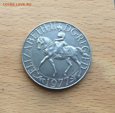 Крона Шайба Великобритания 25 пенсов 1977 25 лет правления - krona_shajba_velikobritanija_25_pensov_1977_25_let_pravlenija_korolevy_elizavety_ii