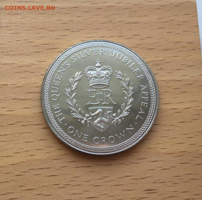 Крона Шайба Остров Мэн 1 крона 1977 25 лет правления - krona_shajba_ostrov_men_1_krona_1977_25_let_pravlenija_elizavety_monogramma