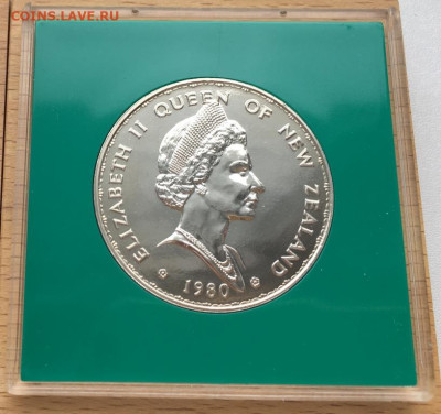 Крона Шайба Новая Зеландия 1 доллар 1980 Веерохвостка - krona_shajba_novaja_zelandija_1_dollar_1980_veerokhvostka_v_pamjatnoj_korobke_fauna_pticy_zhivotnye (1)