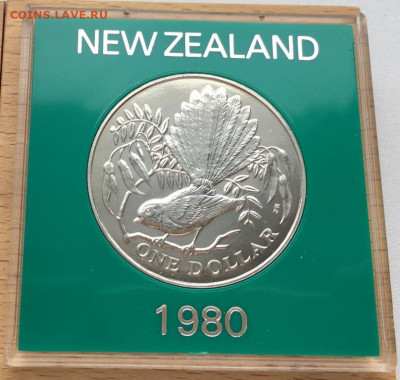 Крона Шайба Новая Зеландия 1 доллар 1980 Веерохвостка - krona_shajba_novaja_zelandija_1_dollar_1980_veerokhvostka_v_pamjatnoj_korobke_fauna_pticy_zhivotnye