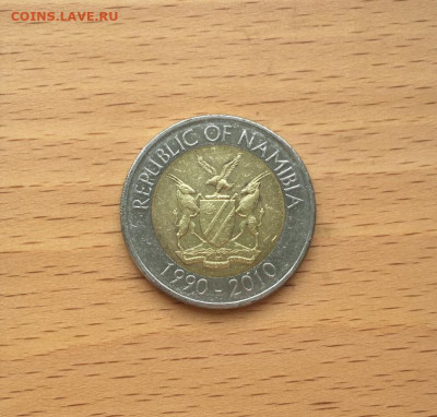 биметалл Намибия 10$ долларов 2010 20 лет Банку Намибии - bimetall_namibija_10_dollarov_2010_20_let_banku_namibii_gerb_fauna_zhivotnye_ptica_kosulja (3)