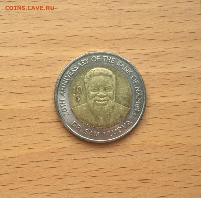 биметалл Намибия 10$ долларов 2010 20 лет Банку Намибии - bimetall_namibija_10_dollarov_2010_20_let_banku_namibii_gerb_fauna_zhivotnye_ptica_kosulja