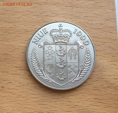 Крона Шайба Ниуэ 5$ долларов 1990 Чемпионат мира по футболу - krona_shajba_niue_5_dollarov_1990_chempionat_mira_po_futbolu_italija_sport_futbolist (1)