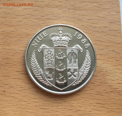Крона Шайба Ниуэ 5$ долларов 1988 Чемпионат Европы футбол - krona_shajba_niue_5_dollarov_1988_chempionat_evropy_futbol_frg_1988 (1)