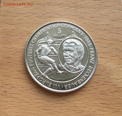 Крона Шайба Ниуэ 5$ долларов 1988 Чемпионат Европы футбол - krona_shajba_niue_5_dollarov_1988_chempionat_evropy_futbol_frg_1988