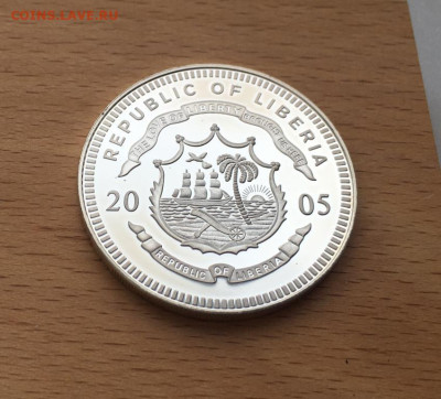 Крона Шайба Либерия 10$ долларов 2005 Футбол Англия Эмаль - krona_shajba_liberija_10_dollarov_2005_chempionat_mira_po_futbolu_2006_anglija_serebrenie_sport (3)