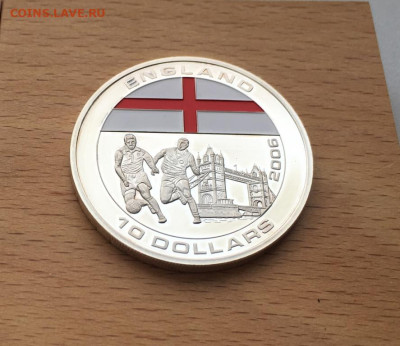 Крона Шайба Либерия 10$ долларов 2005 Футбол Англия Эмаль - krona_shajba_liberija_10_dollarov_2005_chempionat_mira_po_futbolu_2006_anglija_serebrenie_sport (2)
