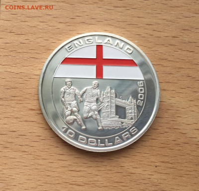 Крона Шайба Либерия 10$ долларов 2005 Футбол Англия Эмаль - krona_shajba_liberija_10_dollarov_2005_chempionat_mira_po_futbolu_2006_anglija_serebrenie_sport