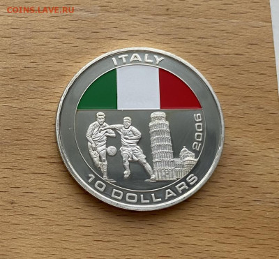 Крона Шайба Либерия 10$ долларов 2005 Италия эмаль - krona_shajba_liberija_10_dollarov_2005_chempionat_mira_po_futbolu_2006_italija_serebrenie_sport