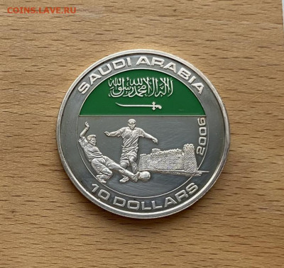 Крона Шайба Либерия 10$ долларов 2005 Саудовская Аравия - krona_shajba_liberija_10_dollarov_2005_chempionat_mira_po_futbolu_2006_saudovskaja_aravija_serebrenie