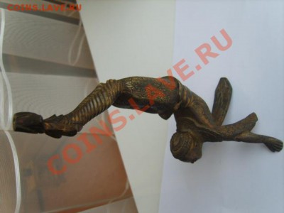 Бронзовая статуэтка монаха стоящего на руках - S8302888.JPG