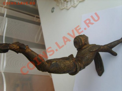 Бронзовая статуэтка монаха стоящего на руках - S8302890.JPG