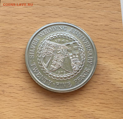 Шайба Крона Остров Мэн 25 пенсов 1972 25 лет свадьбы Королев - shajba_krona_ostrov_men_25_pensov_1972_25_let_svadby_korolevy_elizavety_ii_i_princa_filippa