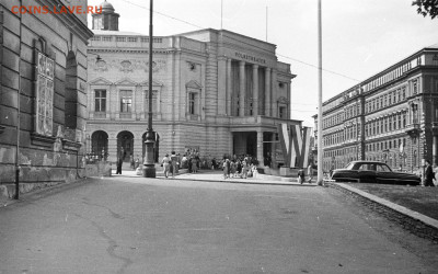 Частные выпуски нотгельдов Германии. Обзорная тема. - Народный театр 1959 года постройки без купола и фриза на фасаде