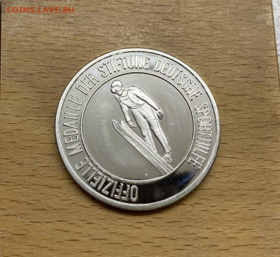 Жетон Медаль Германия Олимпийские Игры 1984 Прыжки на лыжах - zheton_medal_germanija_olimpijskie_igry_1984_pryzhki_na_lyzhakh_s_tramplina_pruf_proof_sport_olimpiada