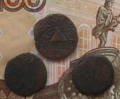 Восемь уставших античных медных монет - 11