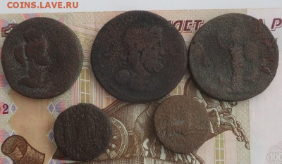 Восемь уставших античных медных монет - 9