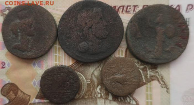 Восемь уставших античных медных монет - 7