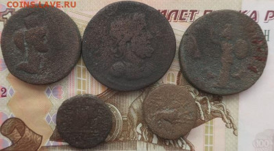 Восемь уставших античных медных монет - 6